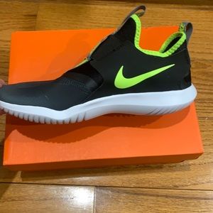 NEW! Nike flex runner - kids 5y (women’s 7) unisex